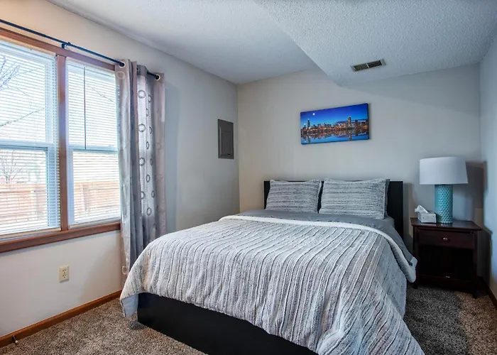 Beautiful And Cozy Olathe Home.