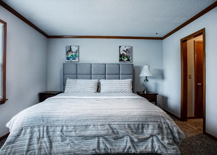 Beautiful And Cozy Olathe Home.